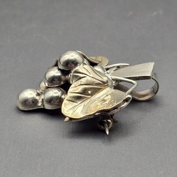 VTG Sterling Silver Grapes & Gold Tone Leaves Brooch Pendant 1.5" Mexico 15.74g - Picture 3 of 9